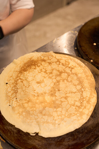 Процесс готовки блинов в блинной в ТЦ «Замок»