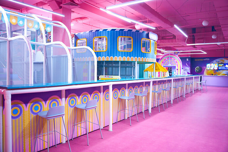 Вход в детский центр Discovery Maxi