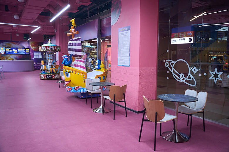 Столики ожидания в Discovery Maxi