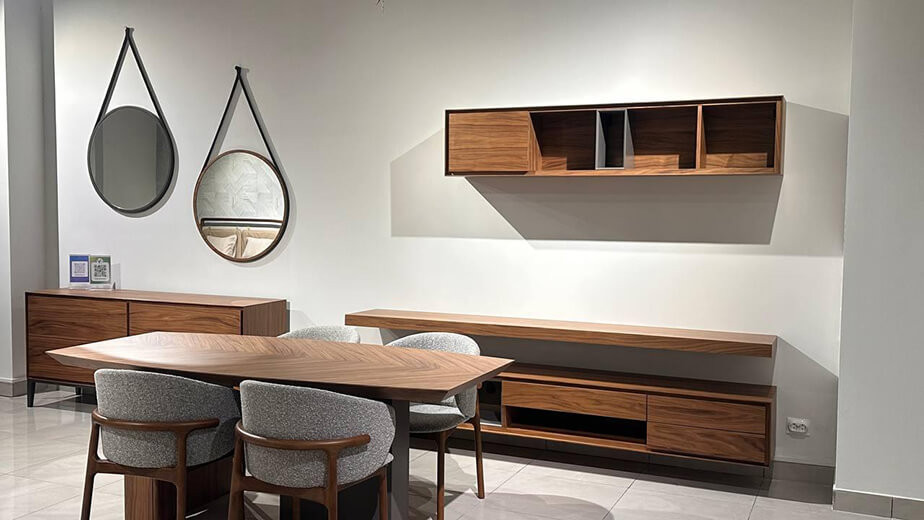 Стол, зеркала, комод в магазине VERA CASA. Минск, ТЦ «Замок»