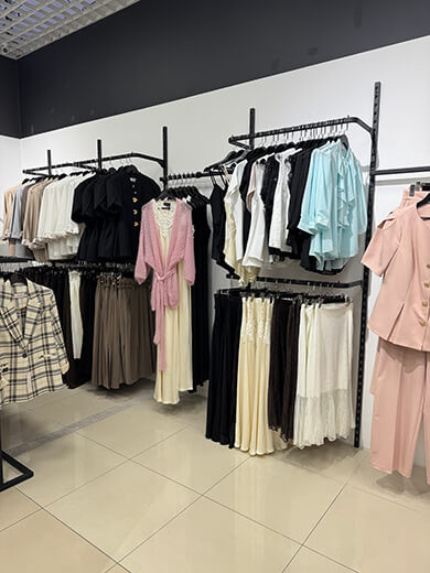 Ассортимент магазина женской одежды KAROLIN. Минск, ТЦ Замок