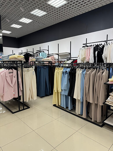 Ассортимент магазина женской одежды KAROLIN. Минск, ТЦ Замок