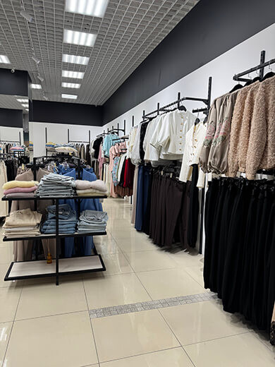 Ассортимент магазина женской одежды KAROLIN. Минск, ТЦ Замок