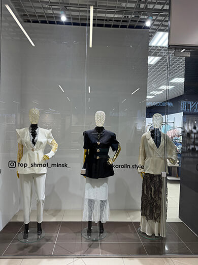 Витрина магазина женской одежды KAROLIN. Минск, ТЦ Замок